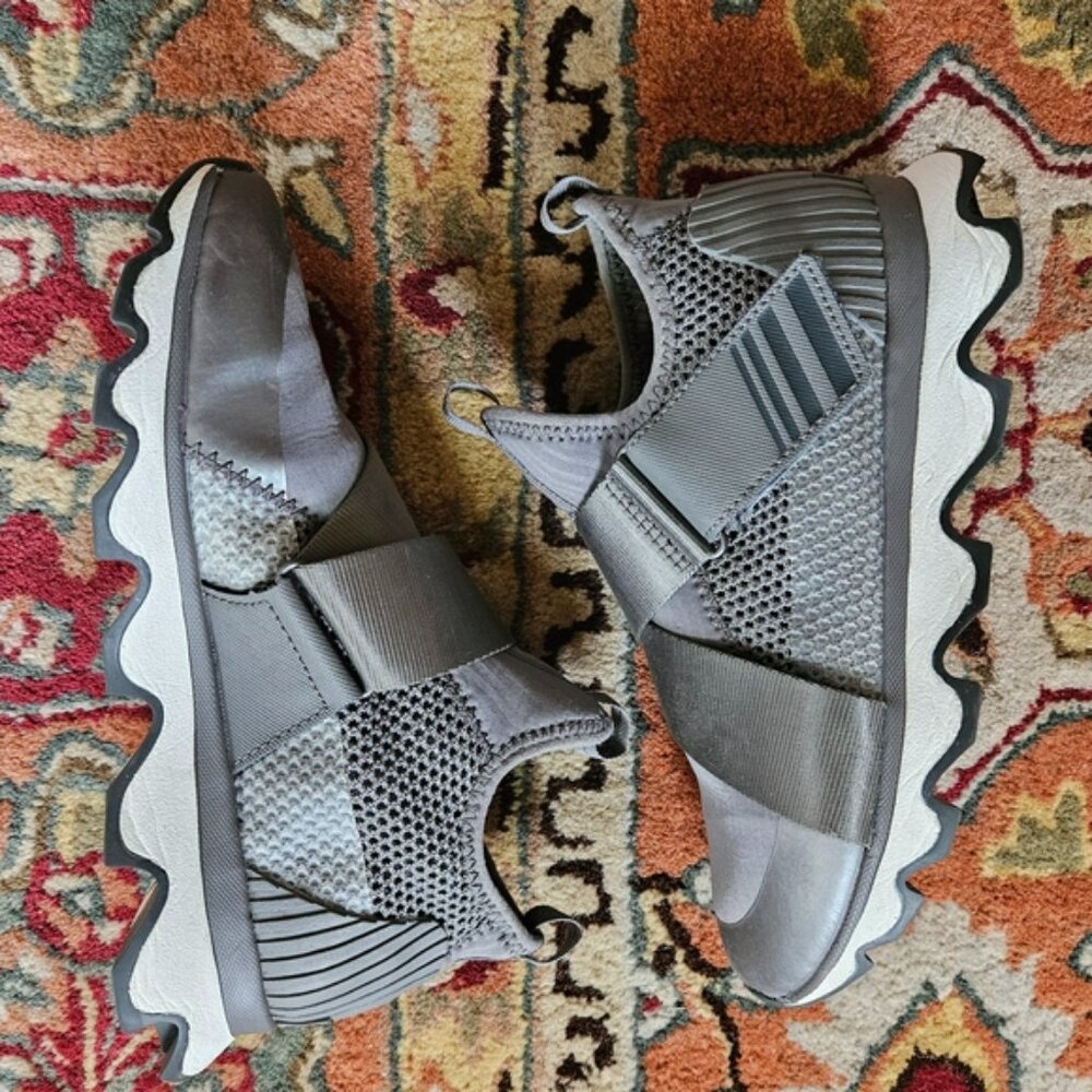 Sorel Kinetic Silver/Gray Women's Sneakers 7.5 Excellent Condition